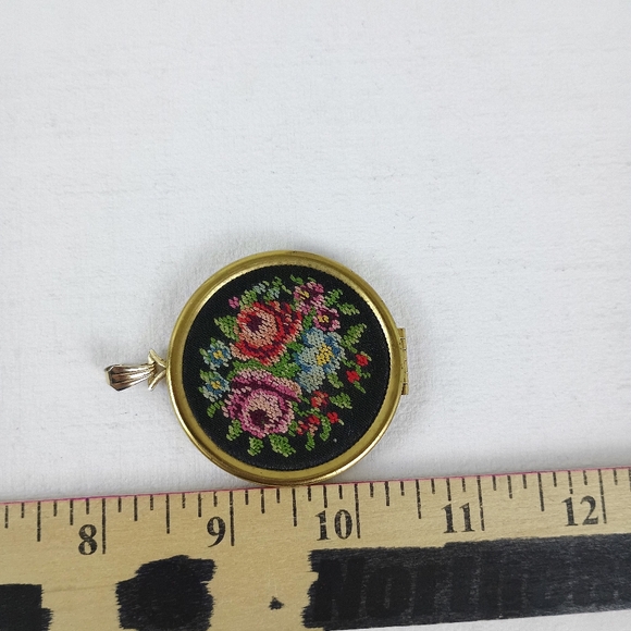 Vtg Avon Needlepoint Roses Petit Point Pendant Locket no chain floral locket. - Picture 14 of 15